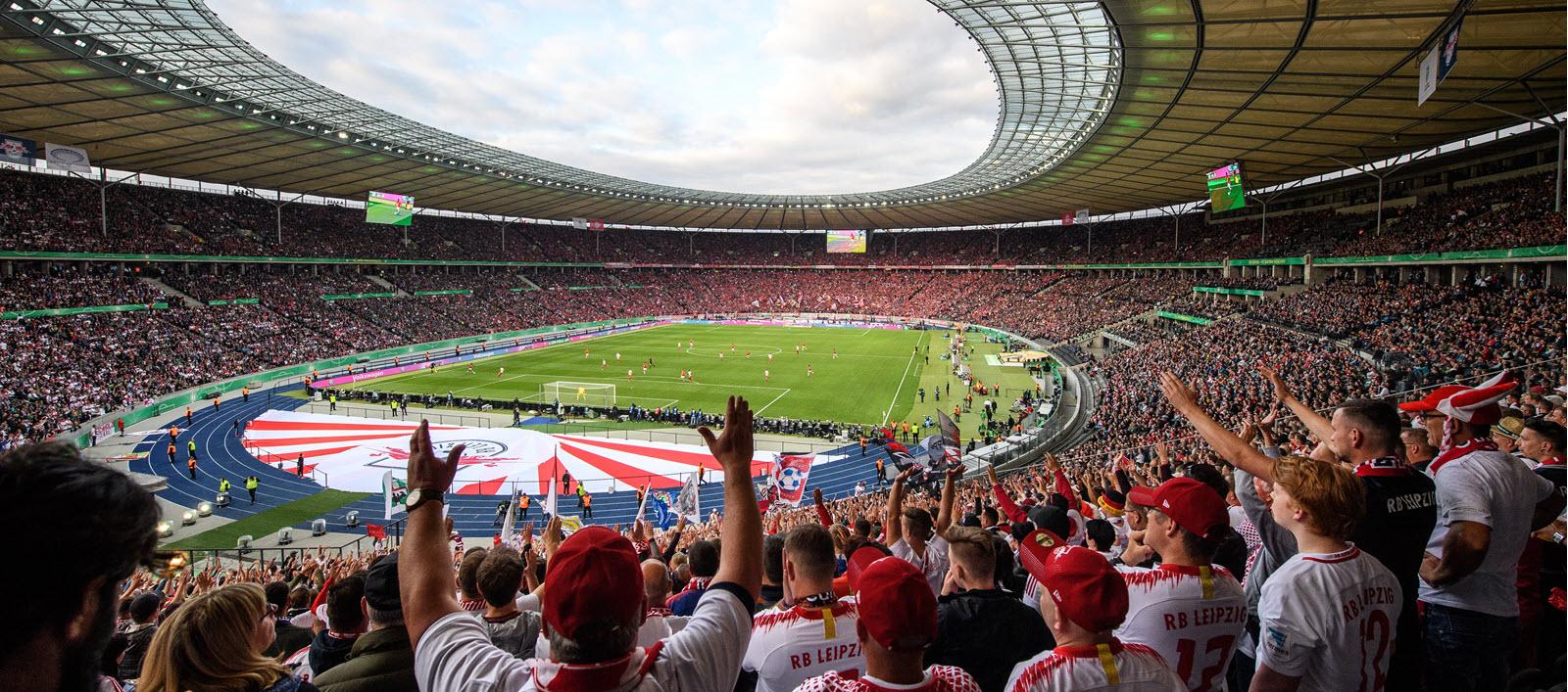 DFB Pokal Tickets & Fußballreisen Stadion Blick aus der Leipzig Fankurve auf das Spielfeld im Berliner Olympiastadion während des DFB Pokal Endspiels